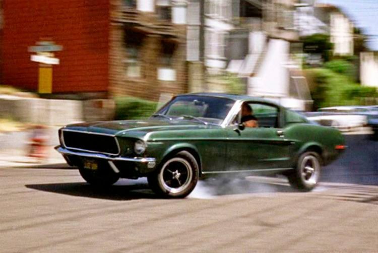 1964 präsentierte Ford den Mustang der ersten Generation auf technischer Basis des Ford Falcon als Coupé sowie als Cabriolet. Das Modell gilt als Begründer der Klasse der Pony Cars.  (Solar Productions‎, ‎Warner )