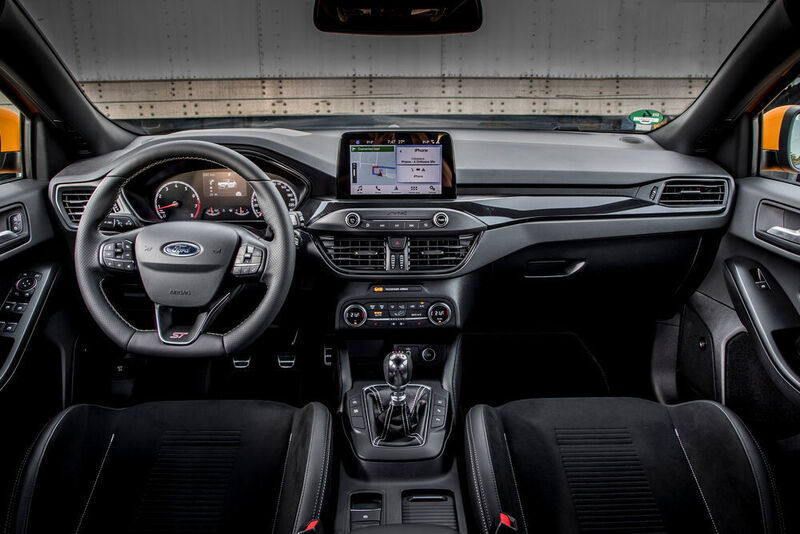 Ford hat den Focus ST neu aufgelegt. Innen geht es geräumig zu. Wer die ST-Taste am Lenkrad tippt, bekommt eine Drehzahl-Anpassung.   (Ford)