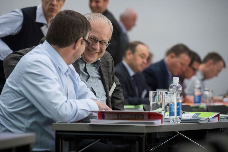 Während den Pausen nutzten die Besucher die Zeit zur Dikussion. (Thomas Entzeroth)
