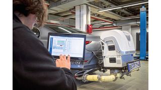 Eine mobile Messeinheit misst die Schadstoffe bei realen Fahrten auf der Straße. In China macht ein neues Gesetz Rückrufe wegen zu hoher Emissionen möglich. (Bild: Daimler)