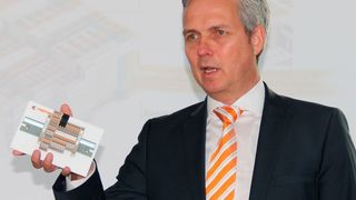 Laut Dipl.-Ing., Dipl.-Wirt.-Ing. Wolfgang Weltermann, strategischer Produktmanager Reihenklemmen der Weidmüller lassen sich dank der Push-in-Achlusstechnik Installationen bis zu 50 % schneller durchführen. (Reinhold Schäfer)