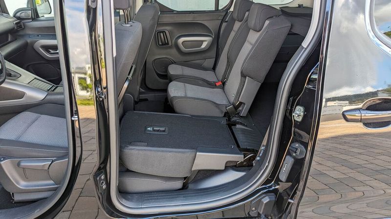 5. Die Variabilität: Die drei Rücksitze des Toyota Proace City Verso lassen sich einzeln umklappen. So ist bei vier Insassen beispielsweise eine breite Durchreiche darstellbar, etwa für die Skiausrüstung. Beim Umklappen sinkt die Sitzfläche nach unten, so entsteht eine ebene Ladefläche. Gut gemacht! (Bild: Rosenow – VCG)