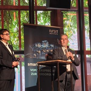 Die Geschäftsführer des NursIT Institute, Stoyan Halkaliev (v. l.) und Heiko Mania, begrüßen die Besucherinnen und Besucher und geben einen Einblick in die Geschichte des Unternehmens: NursIT wurde vor elf Jahren gegründet, der Veranstaltungsname smartXcare besteht dagegen seit fünf Jahren. Mania erklärte: „Das X steht für die unzähligen Themen im Gesundheitsbereich – von der Pflege und den Kliniken über Arztpraxen, Pharma-Unternehmen und Apotheken bis hin zu Krankenversicherungen, Medizintechnik und Digital Health.“(Bild:  © Serina Sonsalla)