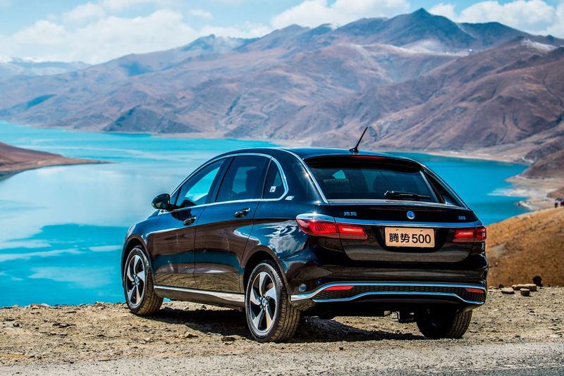 Bereits Mitte 2014 kam der Denza in China auf den Markt und wurde jetzt zum zweiten Mal überarbeitet. (Bild: Daimler)
