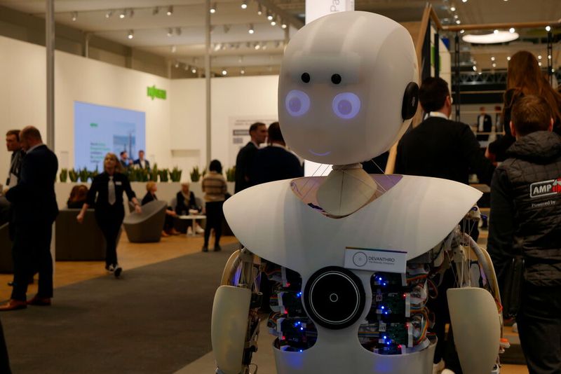 Dieser Roboter von Wago ist zum Umarmen da. Die Gelegenheit, sich etwas Roboterzuneigung abzuholen, wurde am ersten Messetag von den Besuchern kräftig genutzt.  (Bild: Sandro Kipar/VCG)