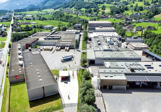 Das Rondo-Ganahl-Werk in Frastanz, Vorarlberg, aus der Luft. Die Unternehmensgruppe deckt den Weg vom gesammelten Altpapier über Wellpappenrohpapier bis zur individuellen Verpackung ab. Die Aufnahme zeigt Produktions- und Lagerhallen sowie die Logistikflächen des Standorts. Das im Artikel beschriebene SAP-Projekt wurde am deutschen Standort Langenenslingen umgesetzt.(Bild:  Rondo Ganahl AG)