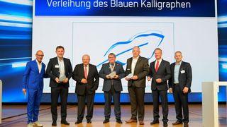 Die feierliche Verleihung des Blauen Kalligraphen auf der Bundestagung: (v. l.) Michael „Goofy“ Förster (Moderator), Gerald Weil (Preisträger), Jürgen Karpinski (ZDK-Präsident), Werner Blohm (Preisträger), Michael Schneider (Preisträger), Arne Joswig (ZDK-Vorstand) und Michael Radig (Fuchs Lubricants Germany). (Bild: ProMotor)