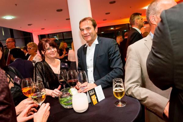 Dr. Mareike Haaß (Turck Duotec) im Gespräch mit Thomas Hock (mcm Hay-Smith) (Fotograf/Copyright:Fotograf/Copyright: Stefan Bausewein/Vogel Business Media)