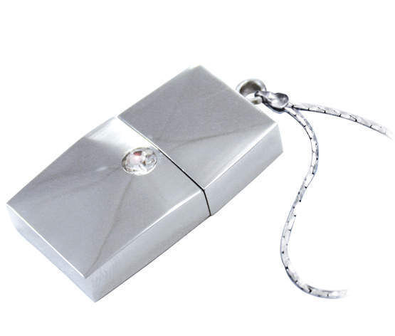 Das MEM-Drive Diamond mit prominent platziertem Strass-Stein wird zusammen mit zwei Silberketten ausgeliefert. (Archiv: Vogel Business Media)