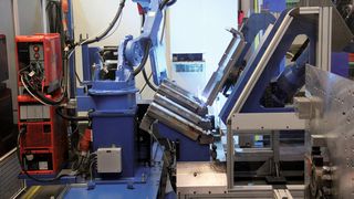 In der Schweißzelle hat ein Roboter die Vorrichtung ersetzt, er hält das Teil, während der Schweißroboter die Nähte zieht. (Bild: Kuttkat)