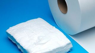 Das biolösliche Keramikvlies Typ 3750 von Kager besteht aus Silikat-Magnesiumlangfasern, lässt sich einfach verarbeiten und kann bei Temperaturen von bis zu 1260° C eingesetzt werden, wie es heißt. Ideal geeignet sei es deshalb für den Maschinen-, Ofen- und Flugzeugbau. (Bild: Kager)