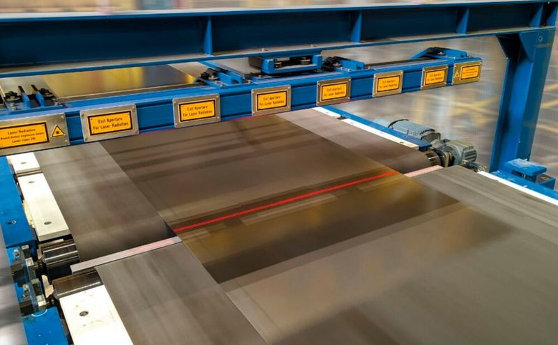 In Clustern gebündelte, intelligente Kameras garantieren selbst auf hochglänzenden Materialien höchste Messgenauigkeiten bei der Planheits- und Ebenheitsmessung. (Bild: IMS)