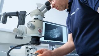 Bruchfestigkeit als entscheidender Faktor: Sie ist maßgeblich für die Kantendehnbarkeit und optimale Leistung von Hyper-Flange-Stählen. (Bild: John de Koning)