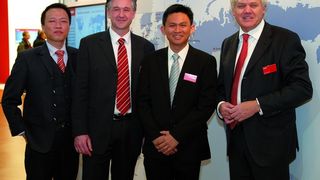 v.li. Kai Ristau, Head International Sales Beckhoff Automation, David Chia, Geschäftsführer Beckhoff Singapur, Joshua Alexander Rusdy, Area Sales Manager International Sales Beckhoff Automation und Hans Beckhoff, Geschäftsführer Beckhoff Automation (Archiv: Vogel Business Media)