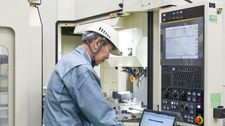 F&E-Arbeitsplatz am Hauptsitz von Nikken mit Bearbeitungszelle inklusive des Dynamometers 9255C von Kistler (im Hintergrund). (Bild: Kistler Gruppe)