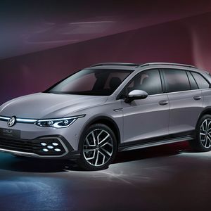 Die Golf-Familie wächst: Nach dem Standard-Modell, der Sport-Version GTI und den Plug-in-Hybriden stellen die Wolfsburger jetzt den praktischen Kombi Variant vor.(Bild:  Volkswagen)