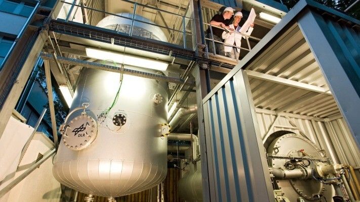 Das DLR bindet den Hochtemperaturspeicher HOTREG zur thermischen Energiespeicherung digital in das Energy Lab 2.0 ein. Die in der Anlage gespeicherte Hochtemperaturwärme kann entweder zur Bereitstellung von Prozesswärme oder zur Rückverstromung genutzt werden. (Bild: DLR/Ernsting)