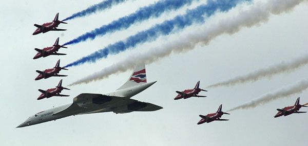 Überflug des Buckingham Palace mit einer Concorde und den Red Arrows (Quelle: Wikimedia Commons)