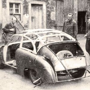 Nach und nach enstand der erste von geschätzen 13 Lindner-Porsches im Betrieb von Arno Lindner in Mohorn, westlich von Dresden.(Bild:  Porsche AG)