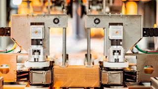 Das Einkaufsbüro Deutscher Eisenhändler (E/D/E) macht Schluss mit zu viel Luft in Kartons! Die lässt man nun mit der automatisierten Verpackungslösung CVP Impack von Packaging by Quadient heraus, weil man damit passgenaue Pakete anfertigen kann. (J. Studnar)