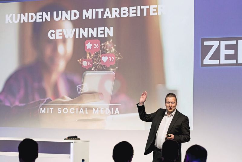 Vollblutzersspaner Dipl.-Ing. (FH) Sven Daniel, Remo, mit seinem Keynote-Vortrag: Kunden und Mitarbeiter mit Social Media gewinnen – Wie 110 Millionen Aufrufe mein Geschäft veränderten. (Bild: Stefan Bausewein)