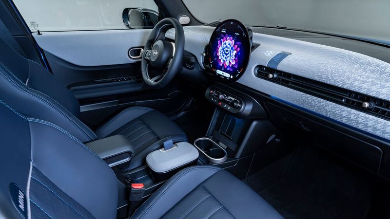 Das Cockpit präsentiert sich aufgeräumter, zudem wurde es mit mehr Textilien wohnlicher gemacht. (Bild: Bernhard Filser)