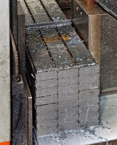 Für den Auftraggeber sägt man bei Thomas Graham & Sons solche Stahlbündel aus 24 Stäben, die einen Querschnitt von 50 Millimeter × 20 Millimeter haben, in 280 Millimeter lange Stücke. Zwei abgeschrägte Kanten sind auch auszuführen. (Bild: Kasto)