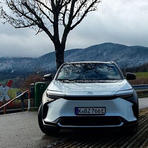 Der bZ4X lässt sich in keine Schublade packen, die Bezeichnung Crossover trifft das Modell tatsächlich am Besten.(Bild:  Mauritz – »kfz-betrieb«)