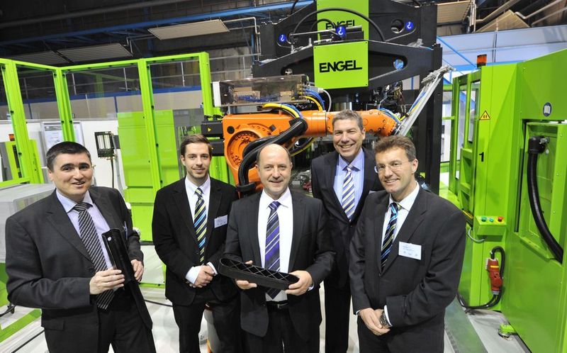Das Projektteam (von links): Claus Wilde (Vertriebsingenieur Engel Deutschland), Alexander Stock (Technologiemanager Leichtbau & Faserverbundtechnologien, Engel Austria), Professor Dr. Lothar Kroll (Lehrstuhl für Strukturleichtbau und Kunststoffverarbeitung der TU Chemnitz), Ralf Christofori (Geschäftsführer Engel Deutschland in Nürnberg), und Peter Egger (Leiter Anwendungstechnik Großmaschinen, Engel Austria).  (Bild: Wolfgang Schmidt, Chemnitz)
