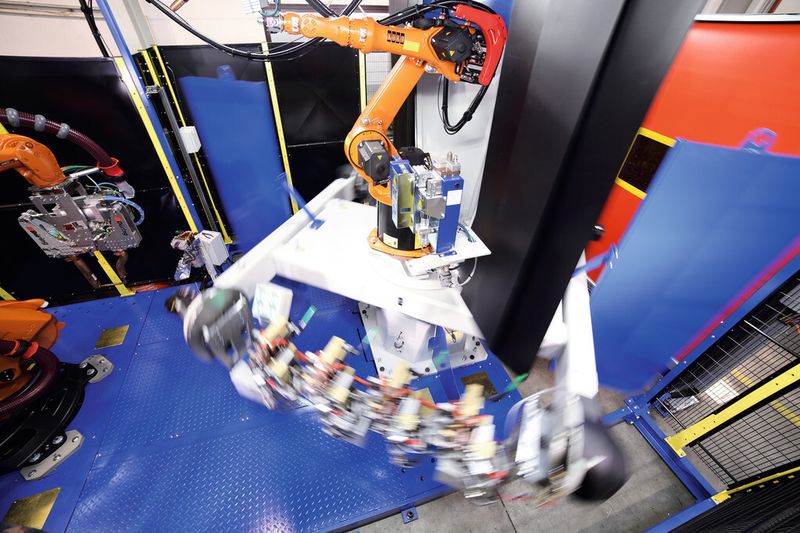 Die Zelle kann variabel genutzt werden: entweder mit nur einem Roboter als kompakte Roboterschweißzelle oder in Kombination mit anderen Robotern. (Bild: Kuka)