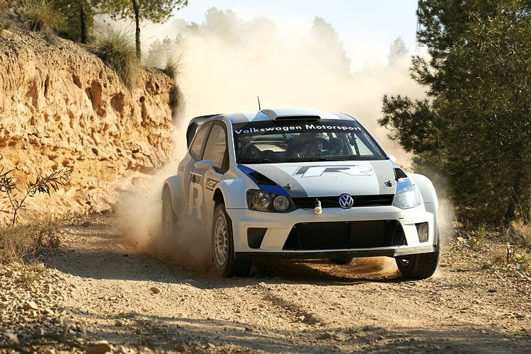 Der Volkswagen Polo R WRC basiert auf dem Serienfahrzeug, wurde aber umfangreich modifiziert. (Foto: Volkswagen)