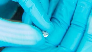 Viele Konstrukteure von Biegefedern entscheiden sich für das fotochemische Ätzen, da Präzisionsteile grat- und spannungsfrei realisiert werden können. (Daniel Buxton Photography)