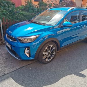 1. Gefällig: Das ist der erste Eindruck den der Stonic hinterlässt. In der GT-Line fallen ein spezifischer Kühlergrill, ein Heckstoßfänger in Diffusor-Optik und 17-Zoll-Felgen besonders positiv ins Auge.(Bild:  Christian Otto/ Vogel Communications Group)