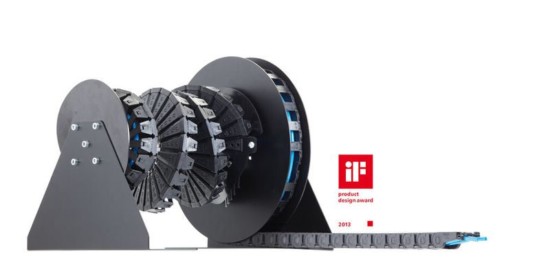 Mit der E-Spool lassen sich die Kette und die darin liegenden Kabel aufrollen. So kann die Spule platzsparend verwendet werden. (Bild: Igus)