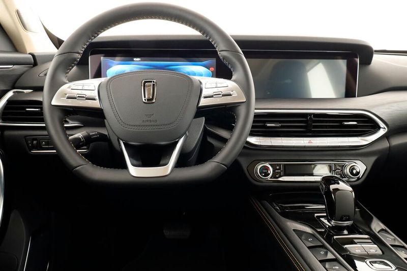 Auch der T77 setzt auf ein zeitgemäßes Doppelscreen-Cockpit (Bild: FAW/Indimo)