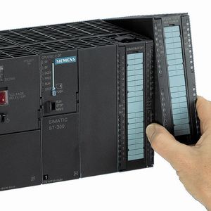 The Siflow FC070 mass flow transmitter simply snaps into place in the Simatic rack. (Pictures: Siemens)