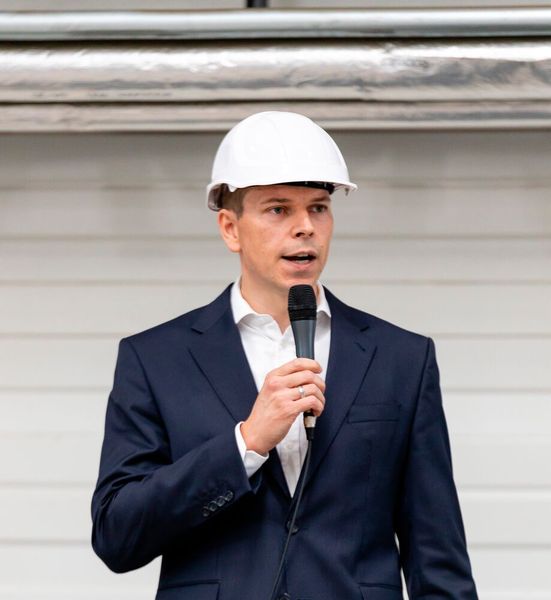 Der Kloeckner-Metals-Germany-CEO Felix Schmitz bei der Eröffnung des neuen Ambo-Stahl-Standorts in Köln-Hürth. Dieser wird aber nicht nur dazu dienen, die europäische Verteidigungsfähigkeit zu stärken ... (Bild: Kloeckner Metals Germany)