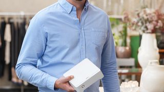 companion_installer_holding_recorder_1603_lo ()