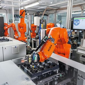 A challenge were the grippers on the robots: sensitive individual parts like the springs, can bend even if you just hold them too firmly in your hand.(Image: Kuka)