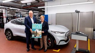 Licht-Test in Baden-Württemberg: Verkehrsministerin Nicole Razavi und Ludger Wendeler
(links), Vizepräsident des Verbands des Kfz-Gewerbes Baden-Württemberg, beim Licht-Sicht-Test in Stuttgart. Die KfzBetriebe prüfen dabei auch, ob die Scheinwerfer richtig eingestellt sind. (Bild: KD Busch)