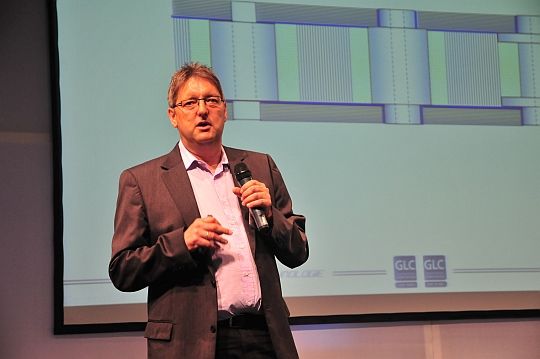 Erwin Hillebrand von Hünefeld NDT erläuterte plastisch, wie schwierig es ist, Schäden an Carbonteilen zu erkennen. Im nächsten Jahr will BMW auf den Würzburger Karosserietagen die Reparaturstrategie für sein Kohlefaserauto i3 erklären – die Branche wartet gespannt. (Archiv: Vogel Business Media)