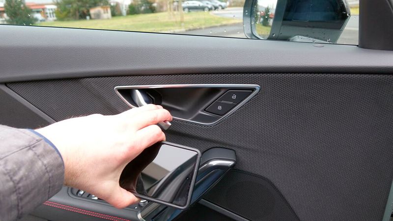 Wer es gewöhnt ist, die Tür am bislang üblichen Klapphebel zu öffenn, der weiß: Da kann man das Handy oder den Geldbeutel schon in der Hand halten – es funktioniert trotzdem. (Bild: Rosenow – VCG)