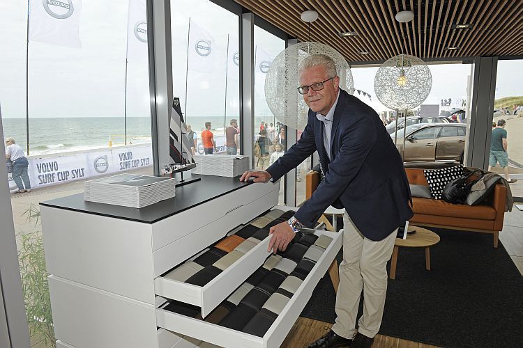 Volvo-Deutschland-Marketingchef Volker Brien demonstriert die Vielfalt an Ledermustern. (Foto: Volvo)