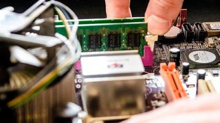 Im vergangenen Jahr schloss die deutsche Elektroindustrie nicht besonders gut ab: Auftragseingänge und Branchenumsatz gingen deutlich zurück. Für das Jahr 2020 erwartet der ZVEI derweil eine Erholung. (Bild: Michal Jarmoluk)