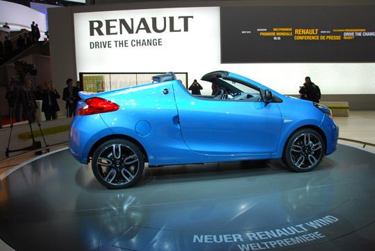 Der Automobilhersteller feiert auch mit dem Renault Wind Weltpremiere: Das kleine Cabrio basiert auf dem Twingo.  (Archiv: Vogel Business Media)