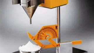 Einfache Bestimmung von Pulver- und Schüttguteigenschaften im Labor mit dem Topas Sieberreger EMS 755 (Bild: Topas)