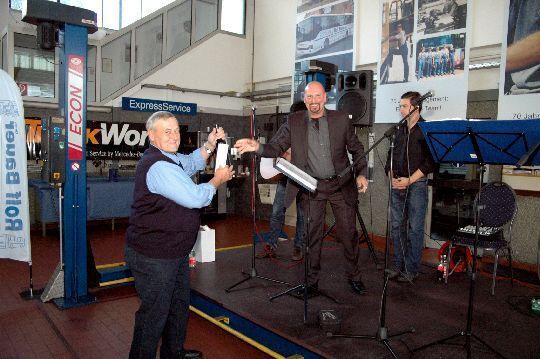 Peter Bauer bedankt sich bei „dem Mann für alles im Unternehmen“ Ehrhard Kiefer für seine jahrelange Arbeit. (Archiv: Vogel Business Media)