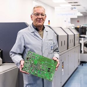 Werksleiter Gerhard Harms präsentiert eine im Werk SMD-bestückte Baugruppe.(Bild:  Nord Drivesystems)