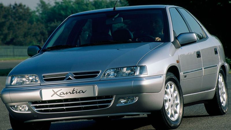 Auch der Xantia war ab 1993 mit einem Hydractive-Fahrwerk ausgestattet. Und auch bei ihm bestand die hydropneumatische Federung aus mit Stickstoff als Federelement und einer Ölsäule zwischen dem Federelement und den Rädern gefertigten „Kugeln“. Mit der Ölmenge regelt das System automatisch die Fahrzeughöhe, sodass der Wagen unabhängig von der Belastung immer die gleiche Höhe hat.  (Bild: Citroen)