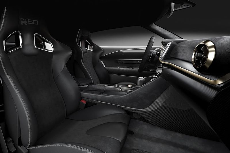 Im Innenraum runden goldene Akzente und ein Alcantara-Lenkrad das Bild ab. (Bild: Nissan)